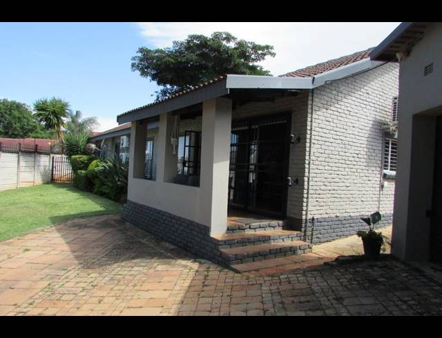 3 BEDROOM HOUSE FOR SALE IN KINGSVIEW